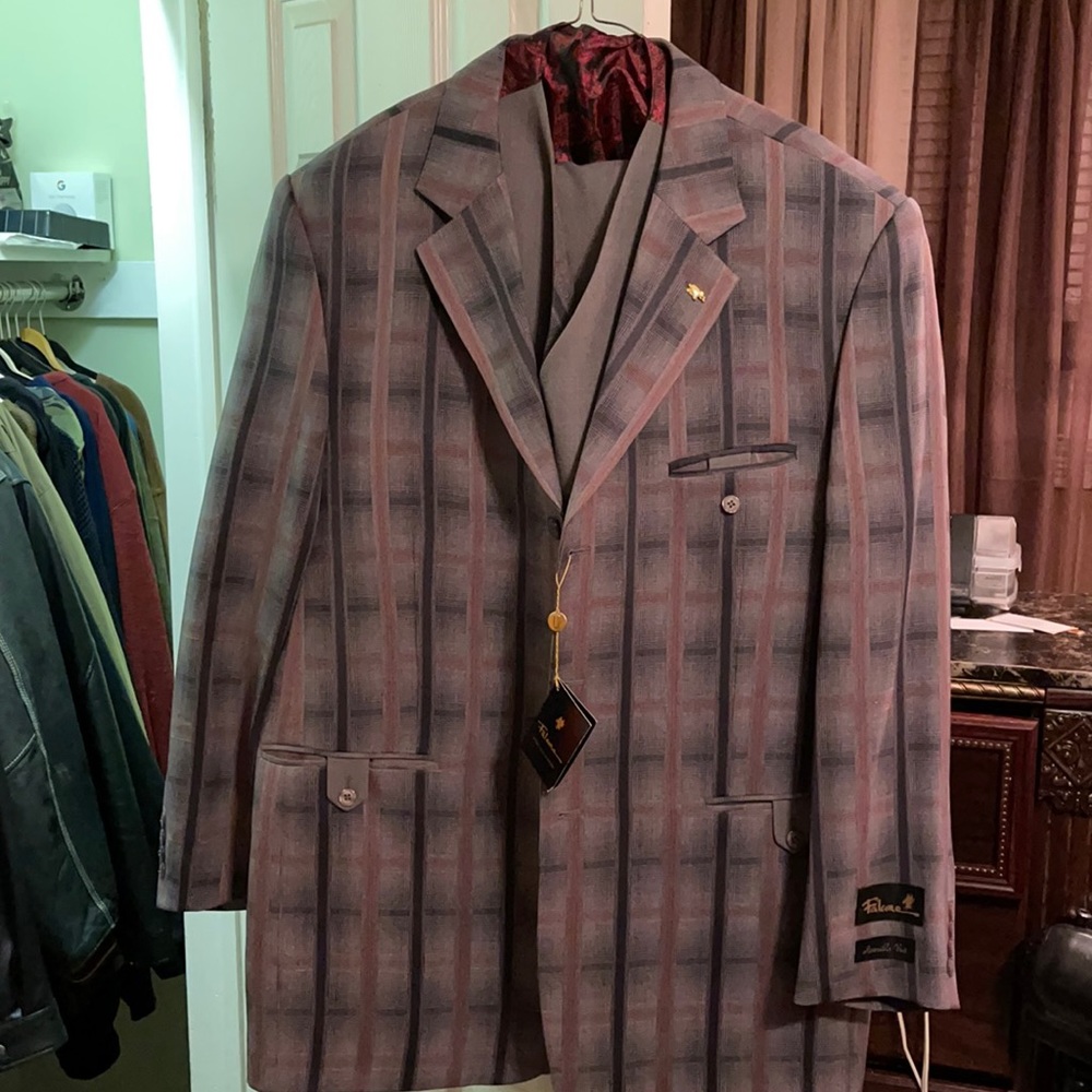 Brand New Men’s 3 Piece Suit (3) button